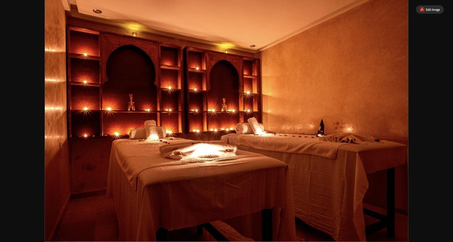 Cabina de masaje dúo del spa Hamdane, dos camillas una junto a otra con luz tenue