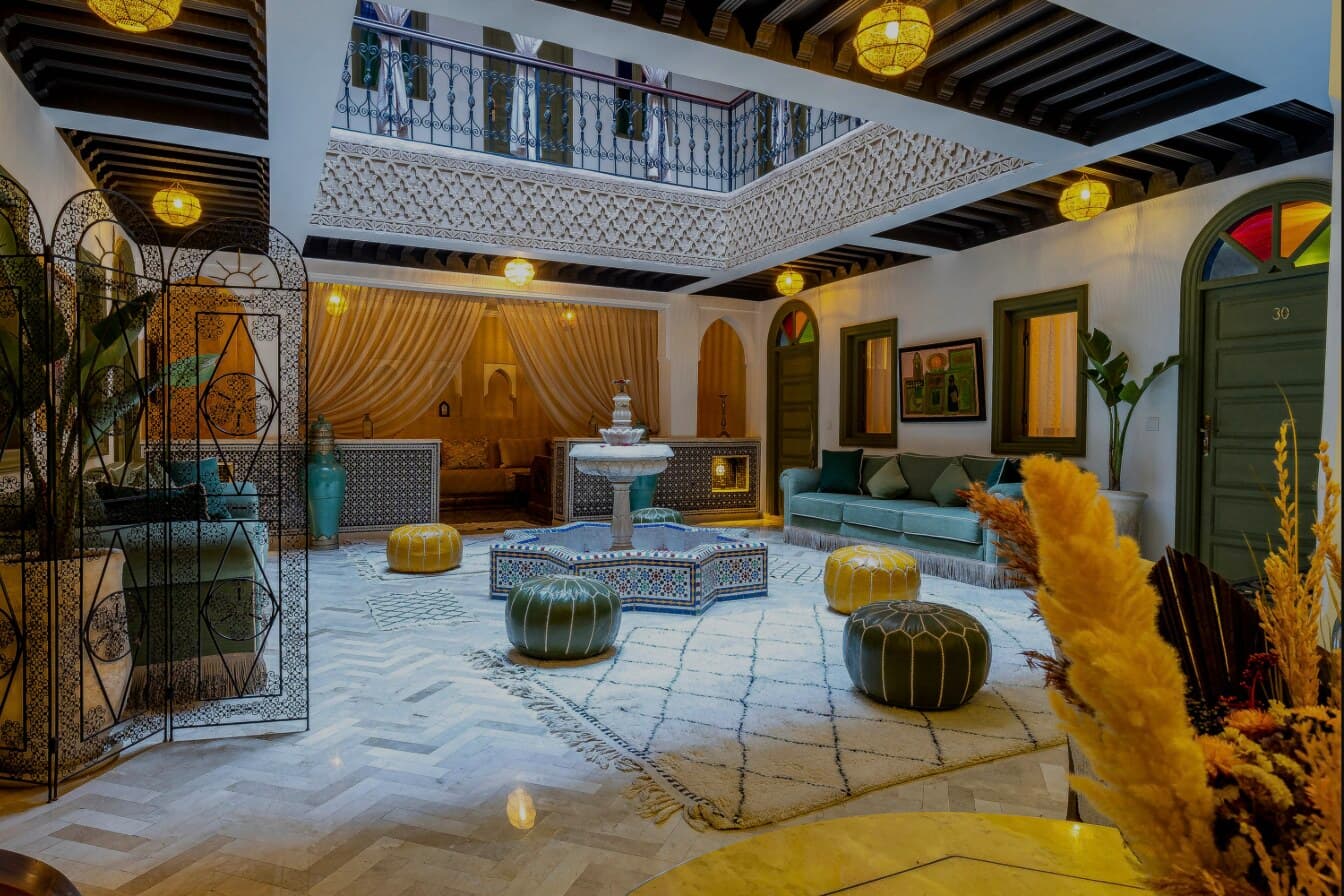Patio central du Riad Hamdane, fontaine en zellige sous un puits de lumière traditionnel